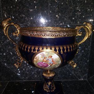 france serves vase